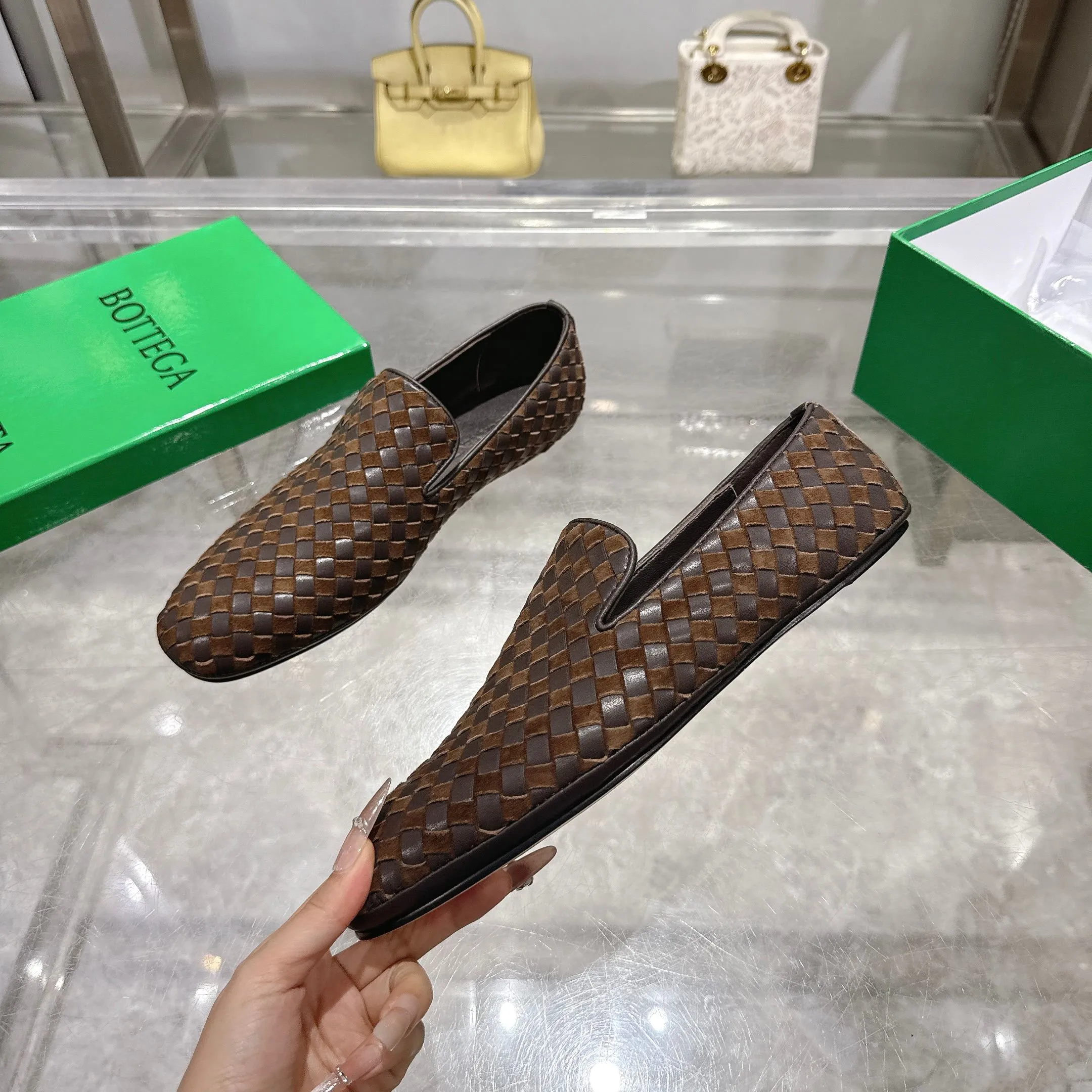 [BV] Top P: 760💰Size for couples: Female 35-39 Male 39--44 (Female 40. Male 38.45.46.47 customization is not returnable) [Note‼ ️] Add 💰 to size 46, add 💰 to size 47. Bottega Veneta's 2025 autumn counter synchronized genuine leather outsole classic woven half-drag couple model Bottega Veneta square toe flat shoes, imported mixed sheepskin, imported sheep! Leather outsole! [Rose][Rose]! Purely hand-woven and operated, the original board is reproduced one-to-one! quality assurance!